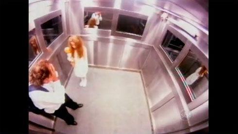 誰もいないはずのエレベーターに少女の幽霊が 海外の恐怖ドッキリが本当に怖い ねとらぼ