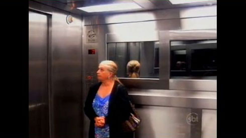誰もいないはずのエレベーターに少女の幽霊が 海外の恐怖ドッキリが本当に怖い ねとらぼ
