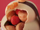 お正月に「鏡もちケーキ」　外側はチョコ、中はイチゴやシュークリームがぎっしり