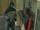 謎のバットマンが犯人を警察に引き渡す　イギリスで珍事