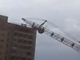 おそロシア：巨大クレーンが倒れてビルを切り裂く瞬間の動画