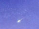 流星の爆発、星降り注ぐ夜空……ペルセウス座流星群とらえた美しい動画