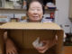 おばあちゃんが「箱の中身はなんじゃろな」に挑戦　中身に感動するほっこり動画