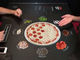 米ピザハットがタッチ操作で注文できるテーブルを開発中　ピンチやスワイプでピザをカスタマイズ