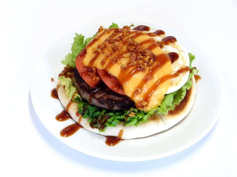 ナイフとフォークで食べるピザ風ハンバーガー フレッシュネスバーガーが発売 ねとらぼ