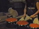 「ほう、なかなかいいビートじゃニャいか……」ネコと飼い主のドラムセッションが熱い