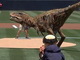 メジャーリーグの始球式に恐竜が登板　肩が弱いのでアゴで放る
