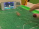 発想がいいね！　紙のボールをスマホの画面にシュートするサッカーゲーム