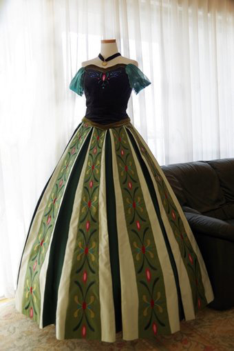 細部まで完璧 ファンが作った アナと雪の女王 ドレスがありのまま