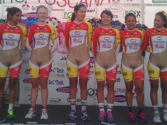 そんなに肌色が見えてていいんですか コロンビアの女子自転車チームのユニフォームがけしからんと物議を醸す ねとらぼ