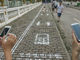 中国・重慶が予想外の歩きスマホ対策　「携帯ユーザー専用レーン」設ける