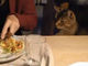 僕も食べたいニャ〜　飼い主さんのご飯がうらやましい猫ちゃんが……