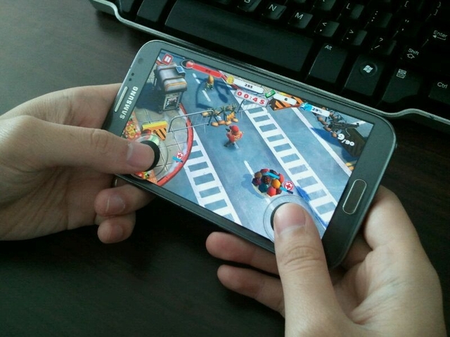 スマホゲームの操作が一気に快適に スマホ向けジョイスティック Tactslider 日本初上陸 ねとらぼ