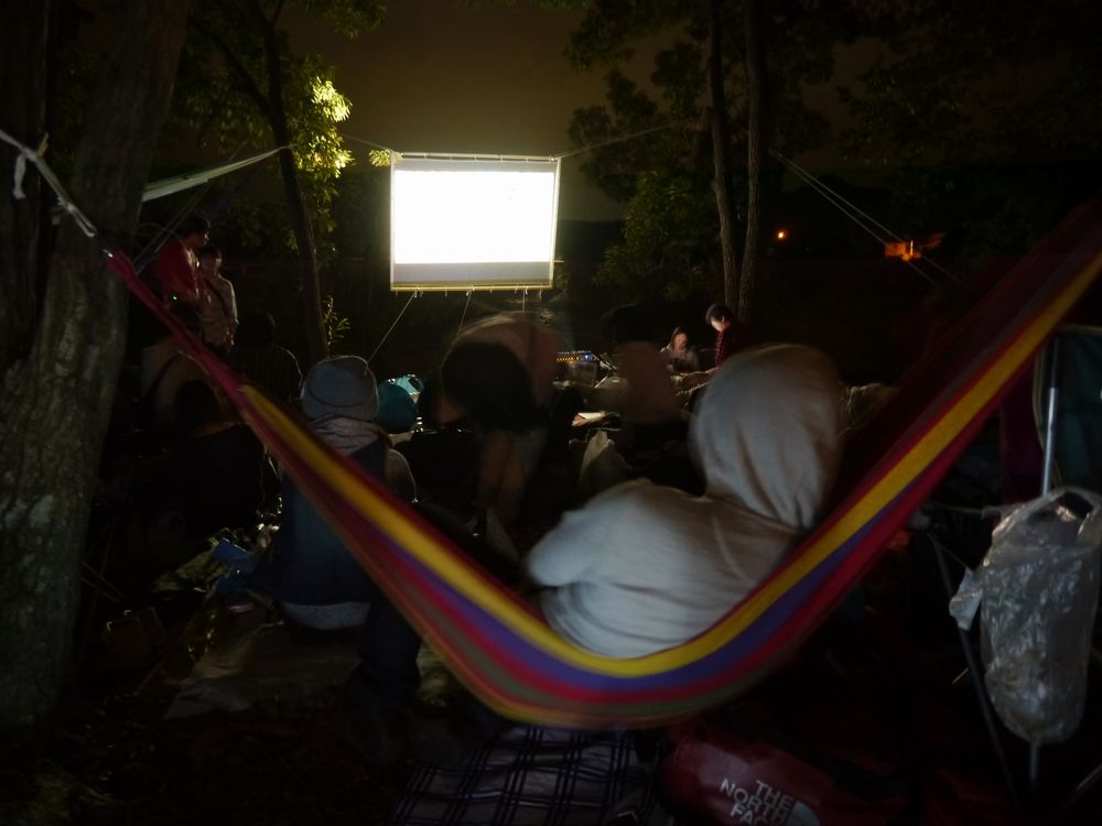 野外4つのスクリーンで映画を同時上映 日本初の“映画フェス”「夜空と交差する森の映画祭」へ行ってきた（1/3 ページ） - ねとらぼ