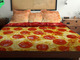 ピザが好きならピザに包まれて寝たいよな！　ピザマニアが考案した狂気の「ピザベッド」がヤバイ
