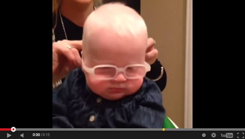 生まれつき視力の弱い赤ちゃんがメガネをかけて初めてママの顔を見た瞬間の表情が感動的 ねとらぼ