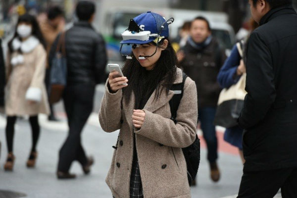 徒歩や自転車での「ながらスマホ」はどれくらい危険か JAFが実験映像を