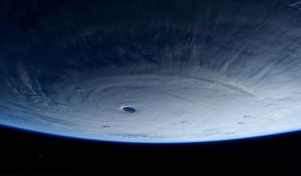 台風の目がくっきり見えるぞ 宇宙飛行士が撮影したスーパー台風の写真がすさまじいインパクト ねとらぼ