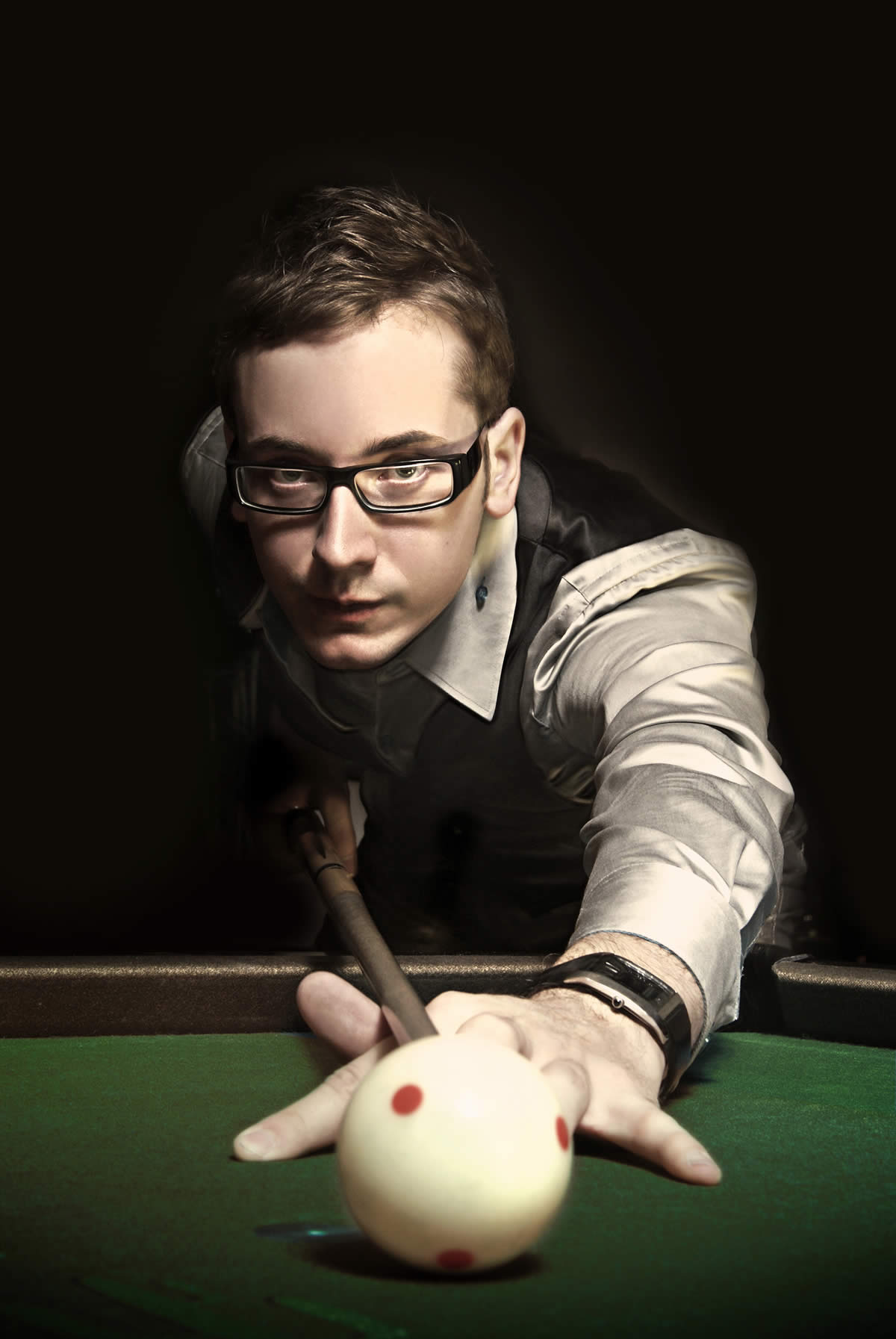 どこ狙ってんだよ ビリヤードでオトナの悪ふざけをするパフォーマンス集団 ねとらぼ