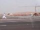 高速道路でラクダを追いかけて全力疾走している男性が目撃される（裸足）