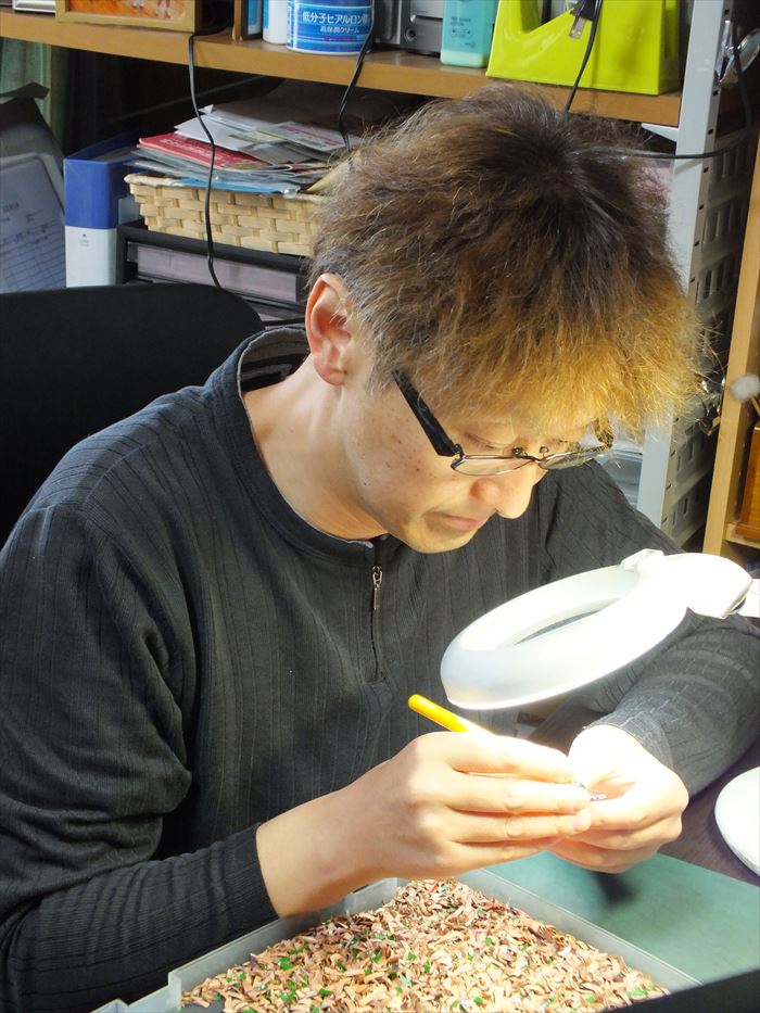日本で唯一のプロ鉛筆彫刻家ってなに 鉛筆の芯を削って文字や模様を作るアートがすごすぎる ねとらぼ