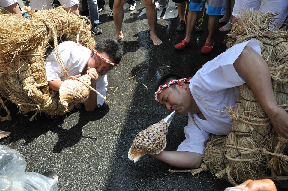 す巻きの男が水をかけられては法螺貝を吹き続ける奇祭 水止舞 7月14日大田区で開催 ねとらぼ