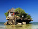 ザンジバル島のビーチにある“海に浮かぶ建物”のオーラがヤバイ　これゲームなら絶対に重要キャラが住んでる