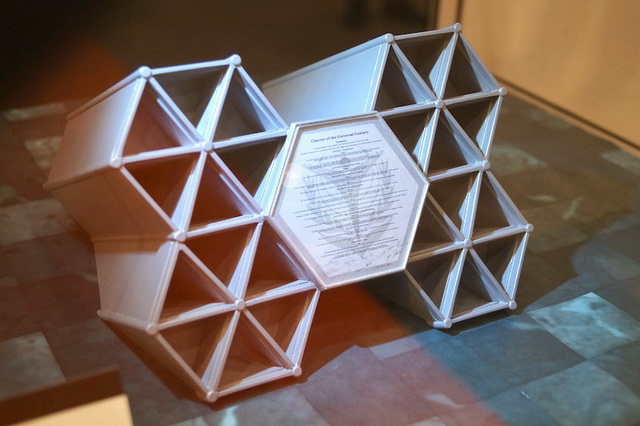 宇宙世紀の始まりと終わりを告げる ラプラスの箱 が商品化 オリジナル版ラプラス憲章が読めるうえにペン立てにもなっちゃう ねとらぼ