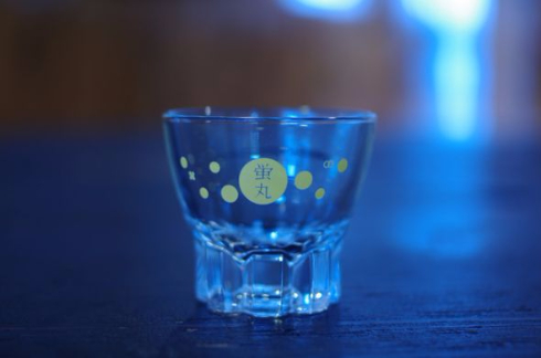 刀剣 蛍丸 をイメージした日本酒に専用グラスが登場 刀の周りに蛍が集まって見えるオシャレなデザイン ねとらぼ