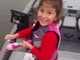 海外の少女が子ども用釣り竿で大物を釣り上げる　世界各地から驚きと祝福の声