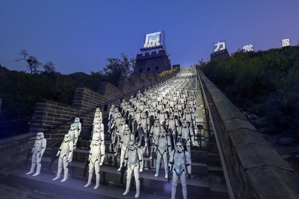 万里の長城に立ち並ぶ500体のストーム トルーパー 中国のスターウォーズ最新作のprが圧巻 ねとらぼ
