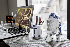 一番くじに スター ウォーズ が登場 R2 D2の小物入れやライトセーバーのタオルケースなど ねとらぼ