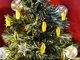 なにこれ金ピカ！　チョウのサナギを飾ったクリスマスツリー＆リース、多摩動物公園が展示