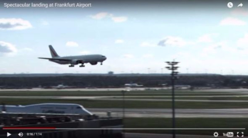空港に着陸しようとした飛行機がまさかのトランスフォーム 意外な結末に2度びっくりするcg動画 ねとらぼ