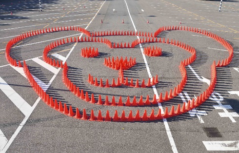 東京ディズニーリゾート駐車場に巨大ミッキー ダッフィーが登場 キャストが三角コーンで作成 ねとらぼ