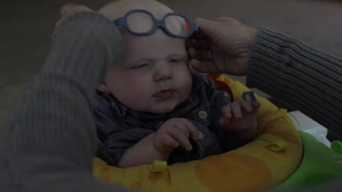視力の弱い赤ちゃんがメガネをかけて初めてママと対面し満面の笑み 感動で見ているほうもニッコリしちゃう ねとらぼ