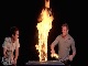 超キケン！　燃えさかるジェンガで遊ぶ動画「Flaming Giant Jenga」が熱すぎる
