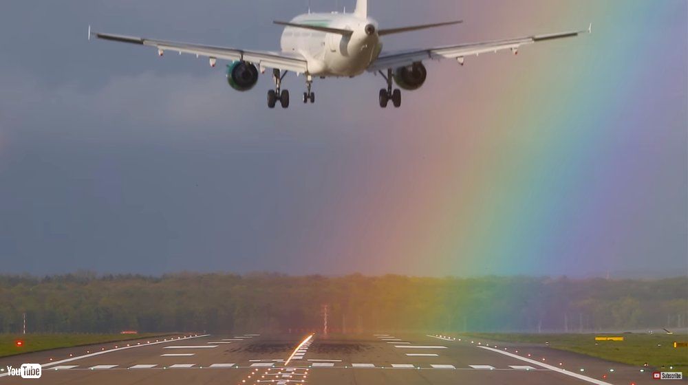なんてカラフルな滑走路 虹に向かって着陸する飛行機の映像に ファンタスティック の声 ねとらぼ