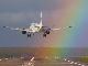 なんてカラフルな滑走路　虹に向かって着陸する飛行機の映像に「ファンタスティック！」の声