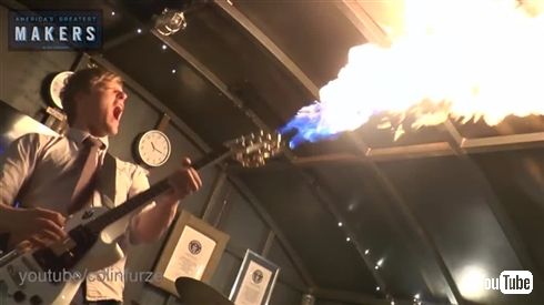 火を噴くギター