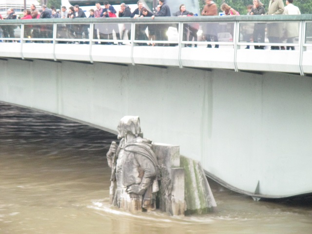 豪雨でフランス セーヌ川が氾らん 非日常なパリの光景と現地レポート ねとらぼ