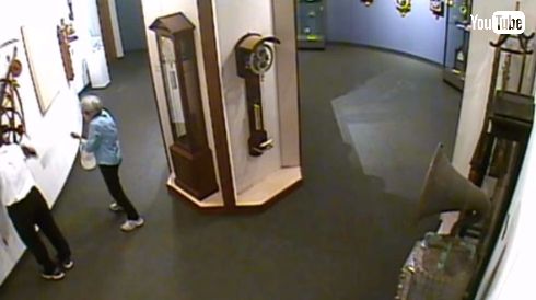 時計博物館 展示物に触る客