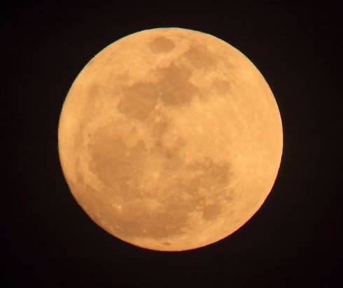 今夜の満月は ストロベリームーン ロマンチックな赤く染まった満月が見られます ねとらぼ
