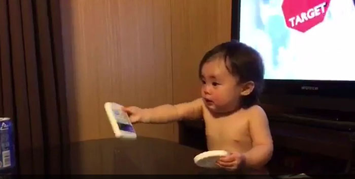 リモコン取らないでぇええええ 左手に持ったリモコンを取ると急に泣き出す赤ちゃんがかわいい ねとらぼ