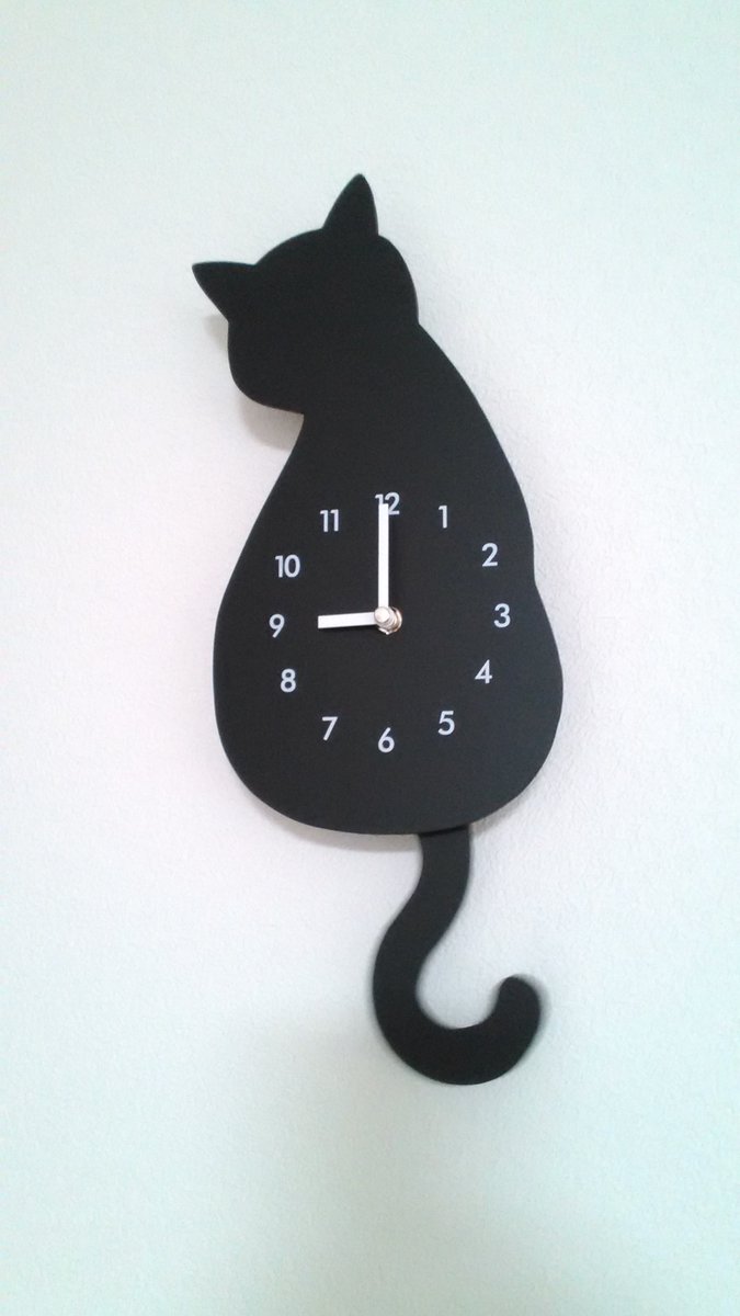 あかんやつニャ ニトリで買った猫形の掛け時計を家猫様がロックオンしてしまい余命わずか ねとらぼ