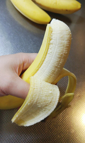 バナナをむく