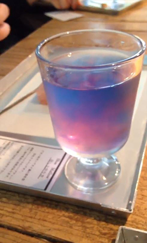 鮮やかなブルーから夕焼けのような色に変化 鉱物bar で提供されているドリンクがステキ おいしそう ねとらぼ