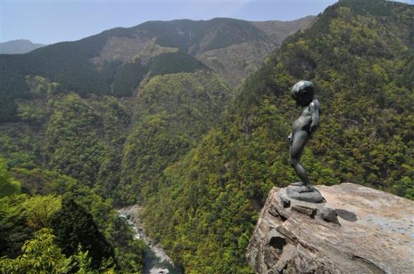 一体なぜこんなところに？ 徳島県三好市の断崖絶壁に立つ小便小僧の謎 - ねとらぼ