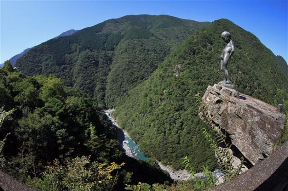 一体なぜこんなところに 徳島県三好市の断崖絶壁に立つ小便小僧の謎 ねとらぼ