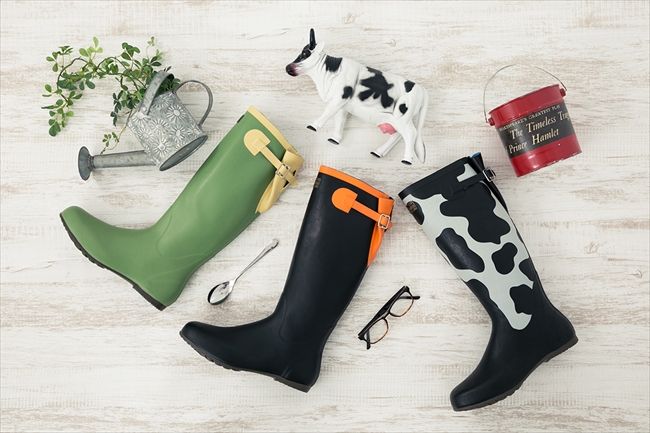 マンガ 銀の匙 とコラボしたラバーブーツ 八軒モデルやホルスタイン柄など3種類 ねとらぼ